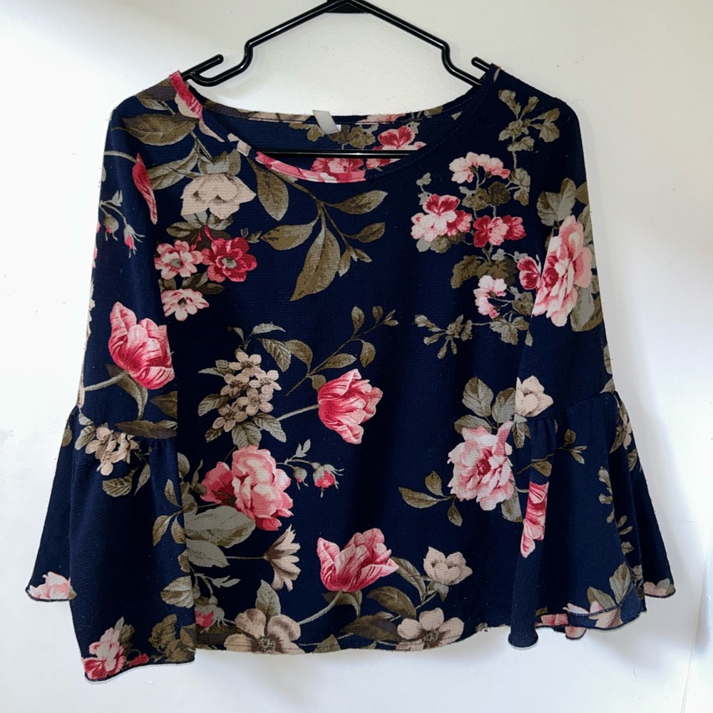 Pentagone flare sleeve shirt